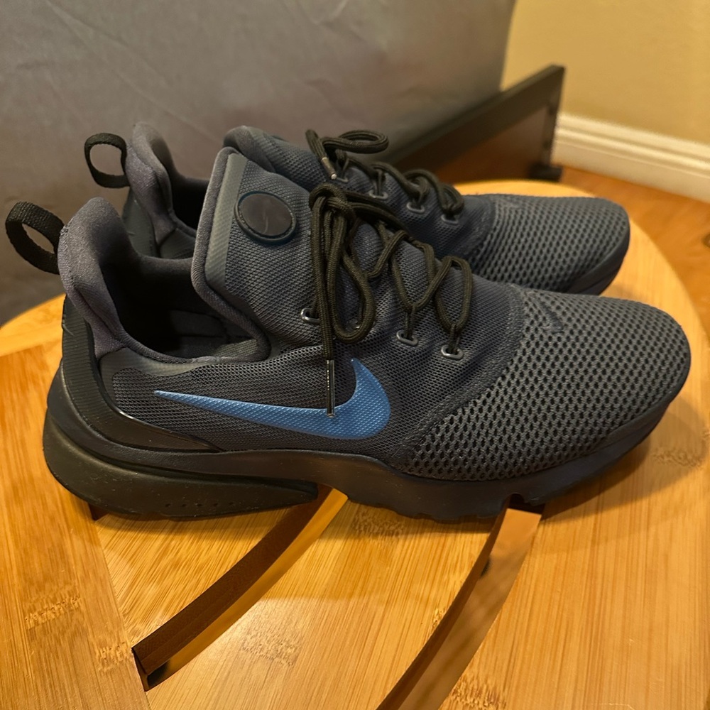 Nike women’s Black and Navy Sneakers